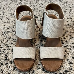 Tom’s women summer wedge heal.